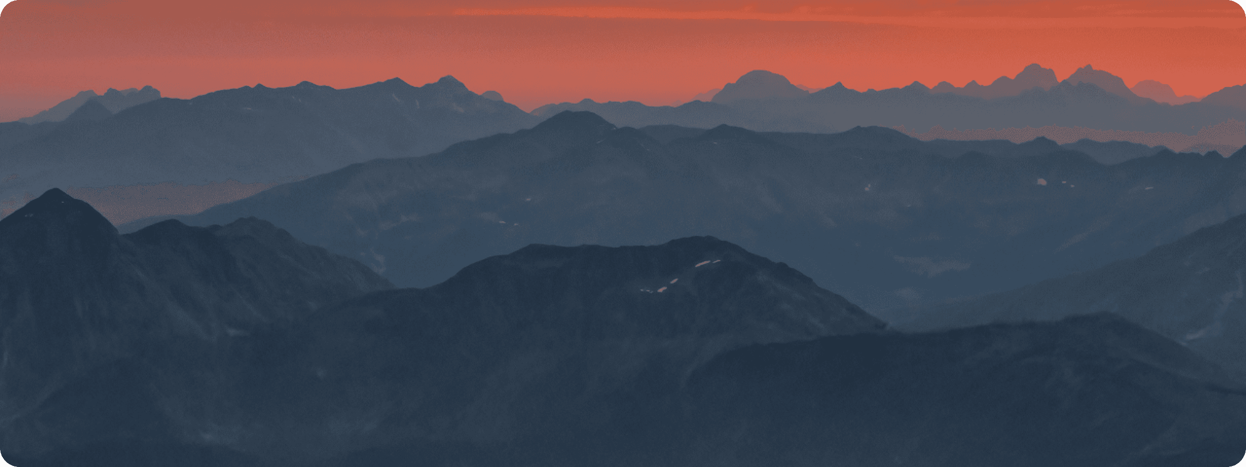 Bergkette im Abendrot mit warmem orangefarbenem Himmel – Sinnbild für Aufbruch und Strahlkraft von morgenrot.